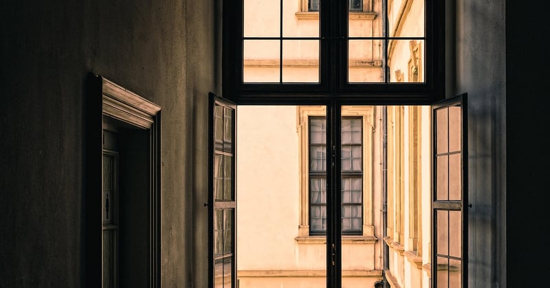 Fermer un escalier pour garder la chaleur : nos astuces efficaces