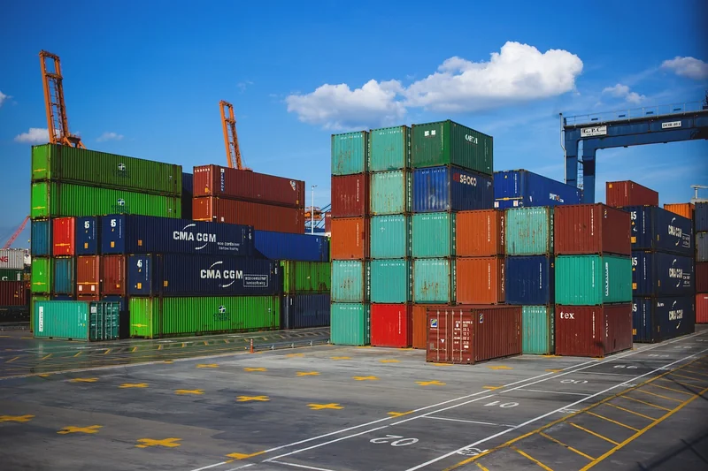Comparatif : conteneur 12 m³ vs box de stockage