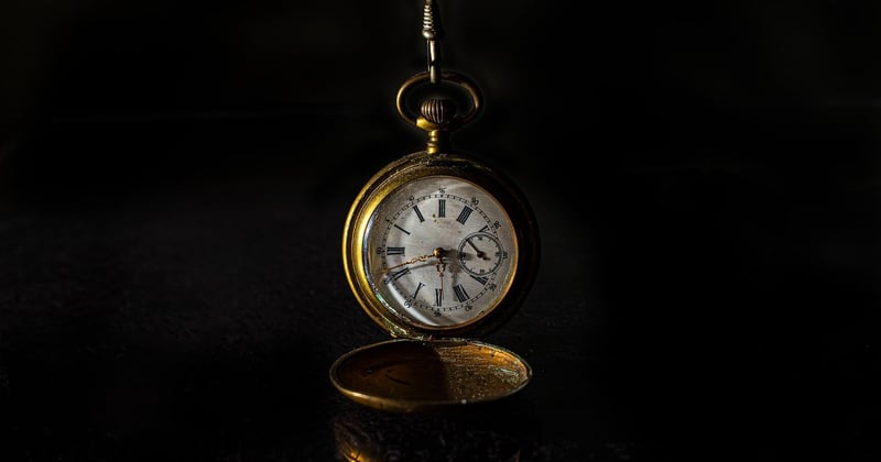 Horloge murale année 50 : le charme rétro qui transforme votre déco