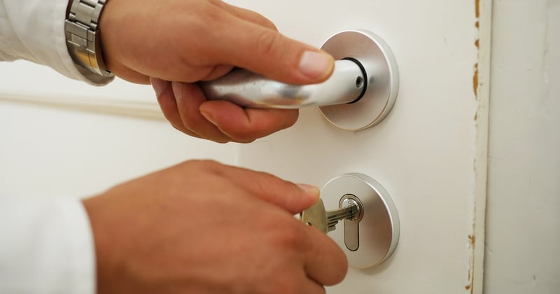 Verrou porte tourne dans le vide : comment le débloquer rapidement