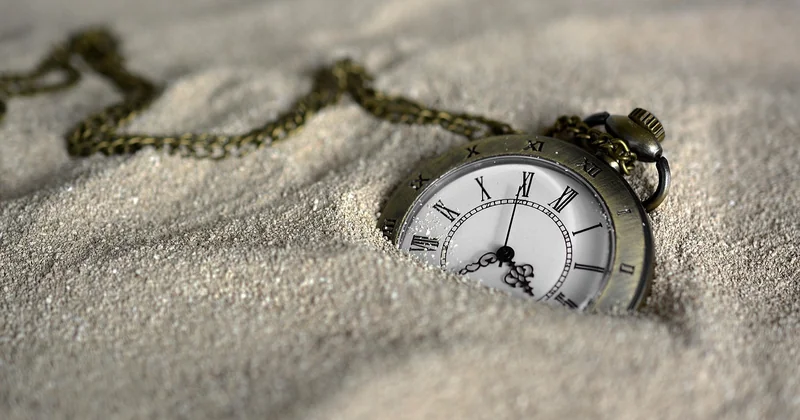 Ce qui définit une horloge des années 50 : formes, matières, cadrans